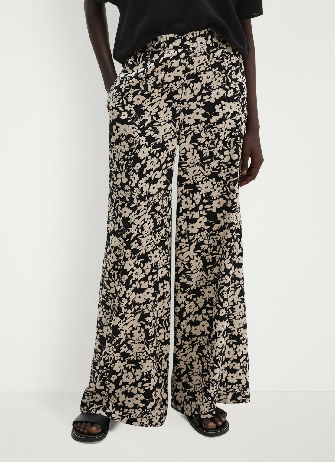 Marc O'Polo High waist wide fit broek met bloemenprint - detail black multi 03 / zwart