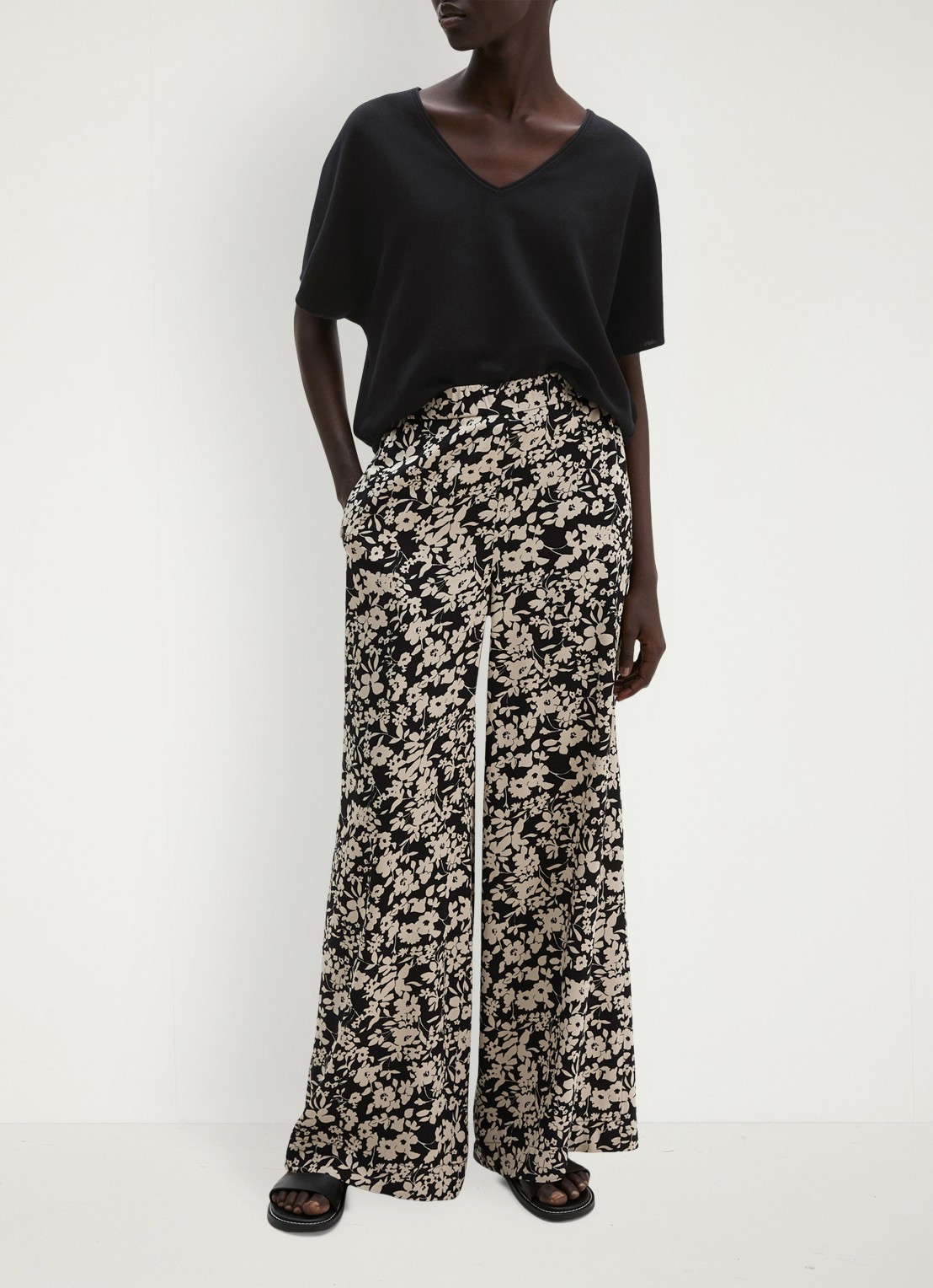 Marc O'Polo High waist wide fit broek met bloemenprint - voorkant 5 black multi 03 / zwart