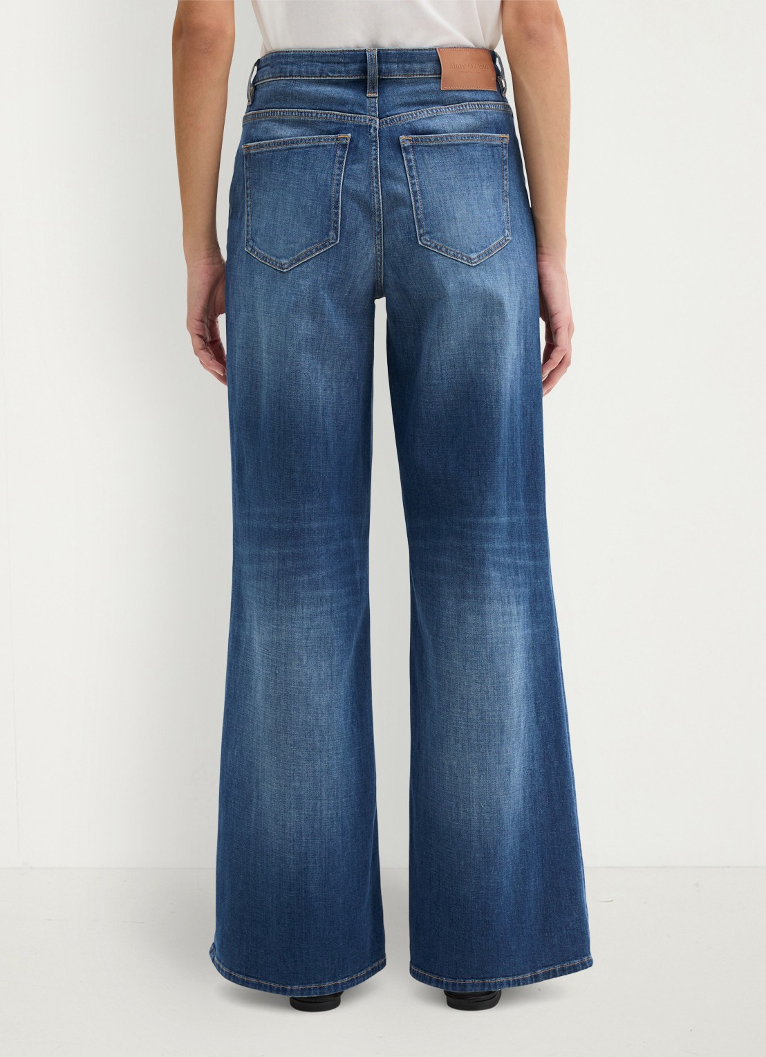 Marc O'Polo High waist wide fit jeans met medium wassing  - achterkant 3 indigo