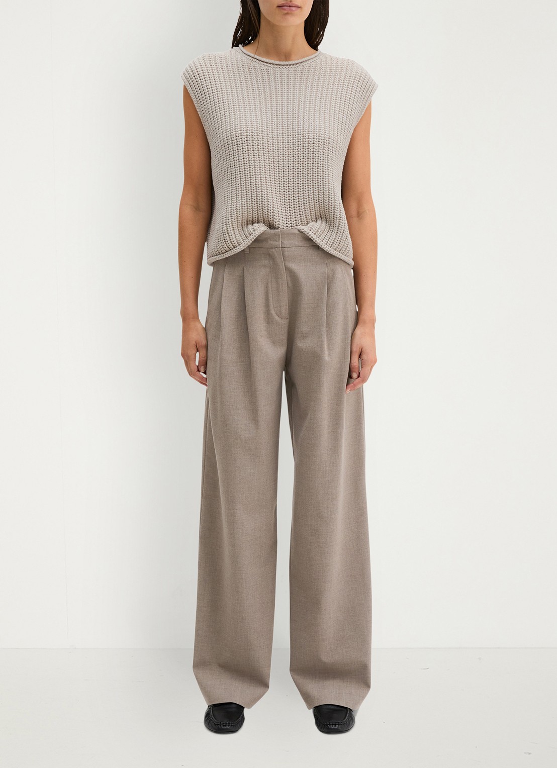 Marc O'Polo High waist wide fit pantalon met steekzakken - voorkant 2 lichtbruin