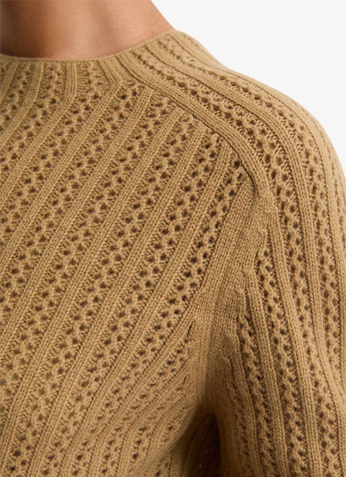 Marc O'Polo Kabelgebreide pullover met sierknopen - detail 4 zand