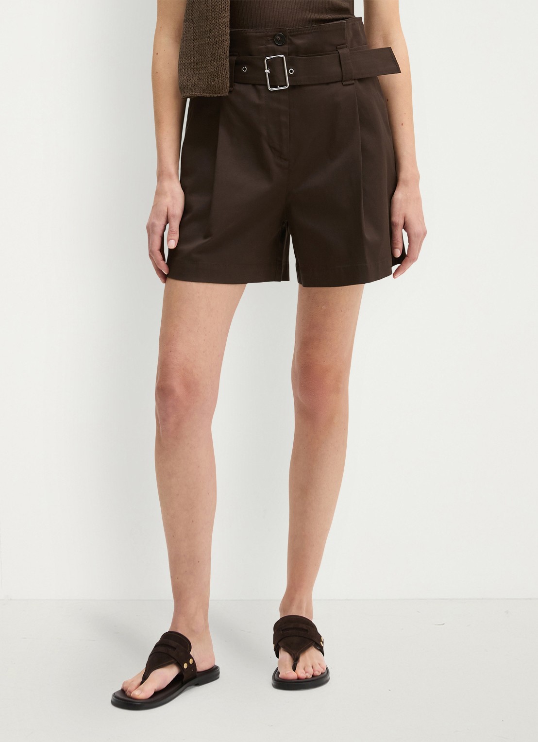 Marc O'Polo Loose fit korte broek in lyocell blend met ceintuur - detail donkerbruin