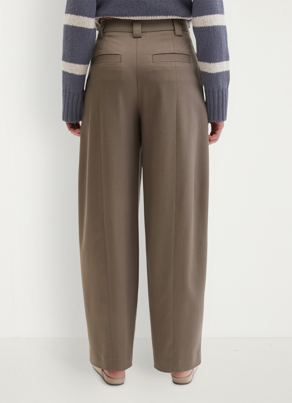 Marc O'Polo Loose fit pantalon met steekzakken - achterkant bruin