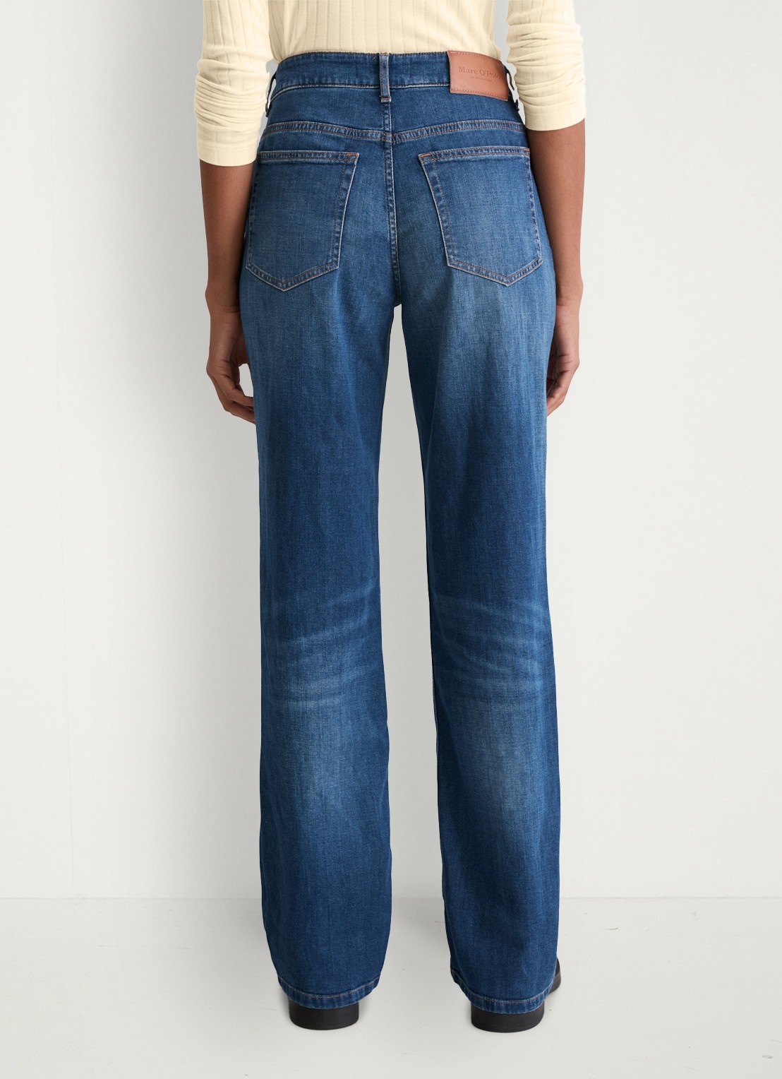 Marc O'Polo Mid waist flared jeans met medium wassing - achterkant 3 denim