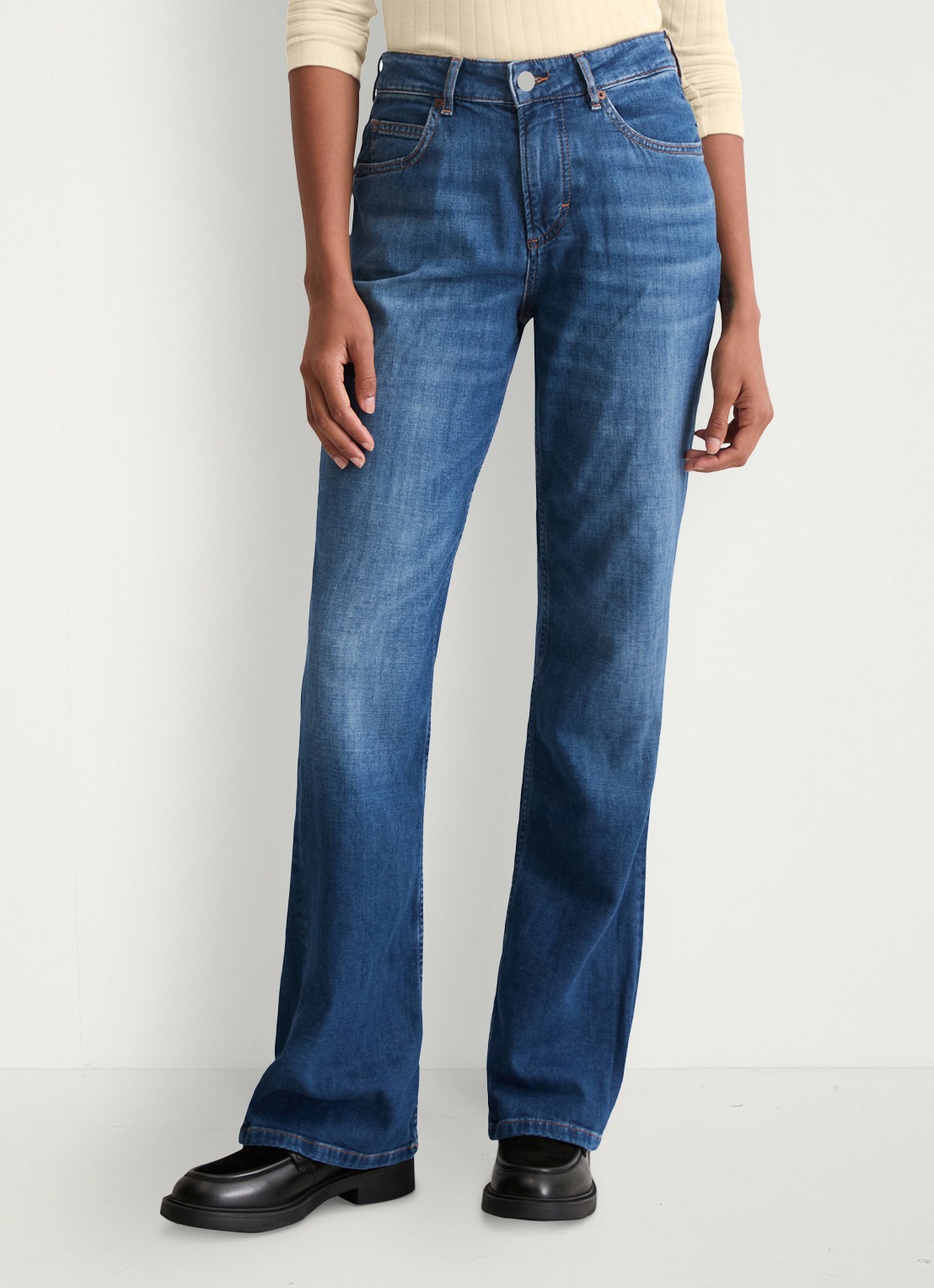 Marc O'Polo Mid waist flared jeans met medium wassing - detail denim