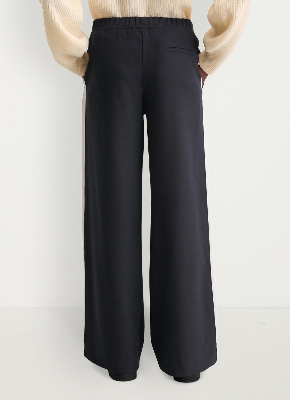Marc O'Polo Mid waist wide fit trackpants met streep detail - achterkant donkerblauw