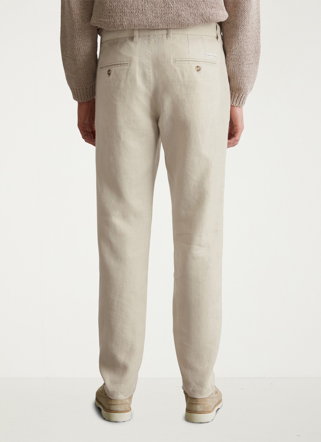 Marc O'Polo Osby tapered fit chino van linnen met plooidetail - achterkant beige