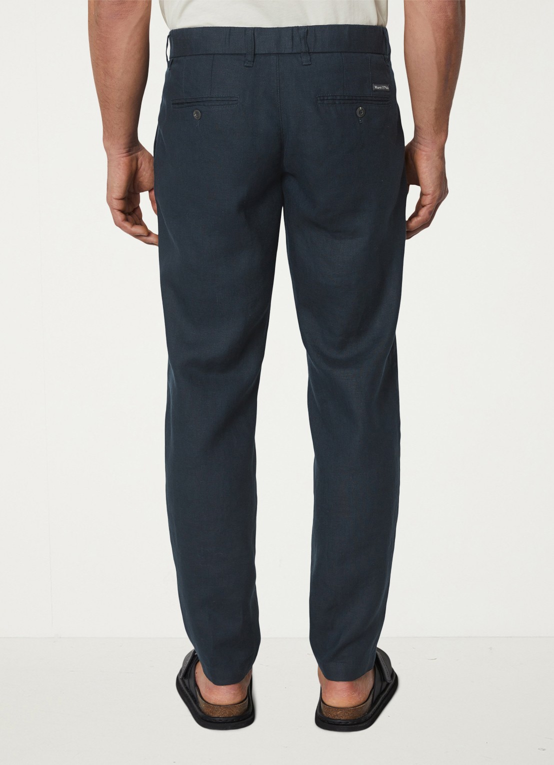Marc O'Polo Osby tapered fit chino van linnen met plooidetail - achterkant 4 donkerblauw