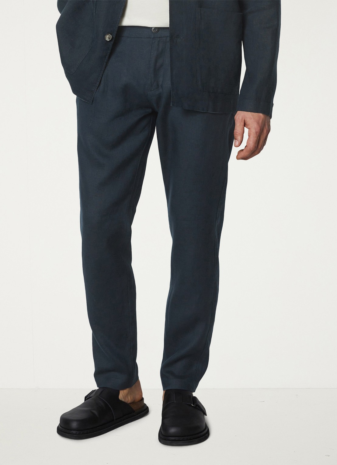 Marc O'Polo Osby tapered fit chino van linnen met plooidetail - detail 2 donkerblauw