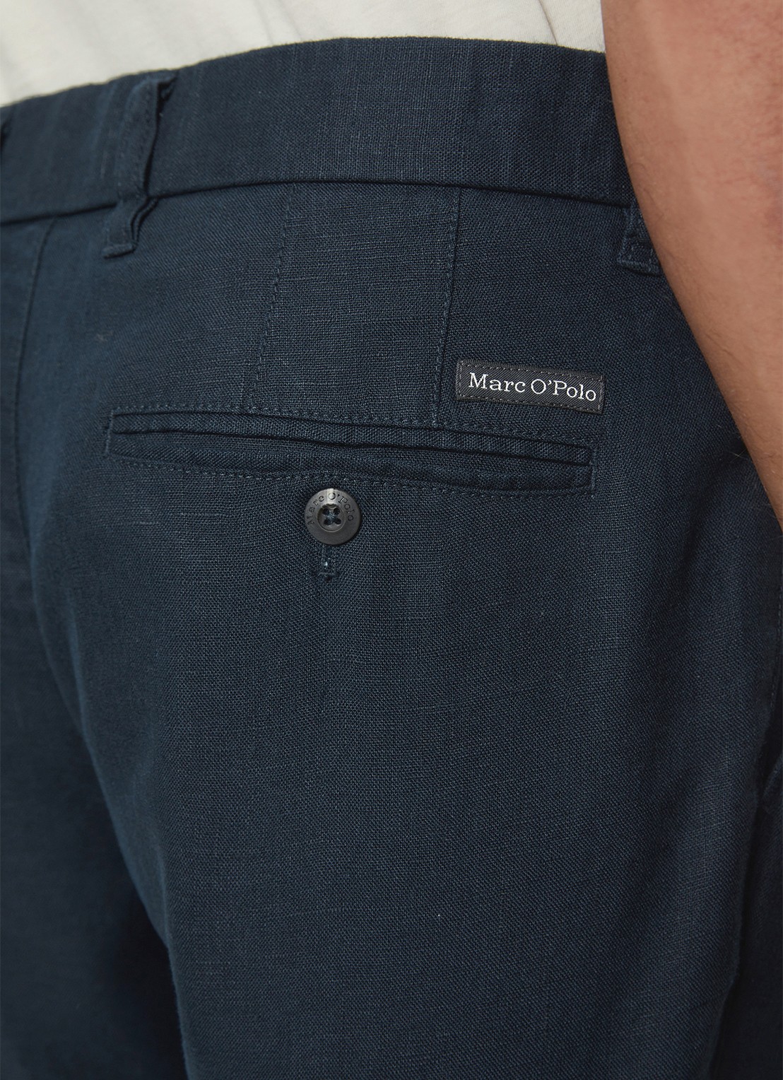 Marc O'Polo Osby tapered fit chino van linnen met plooidetail - detail 3 donkerblauw