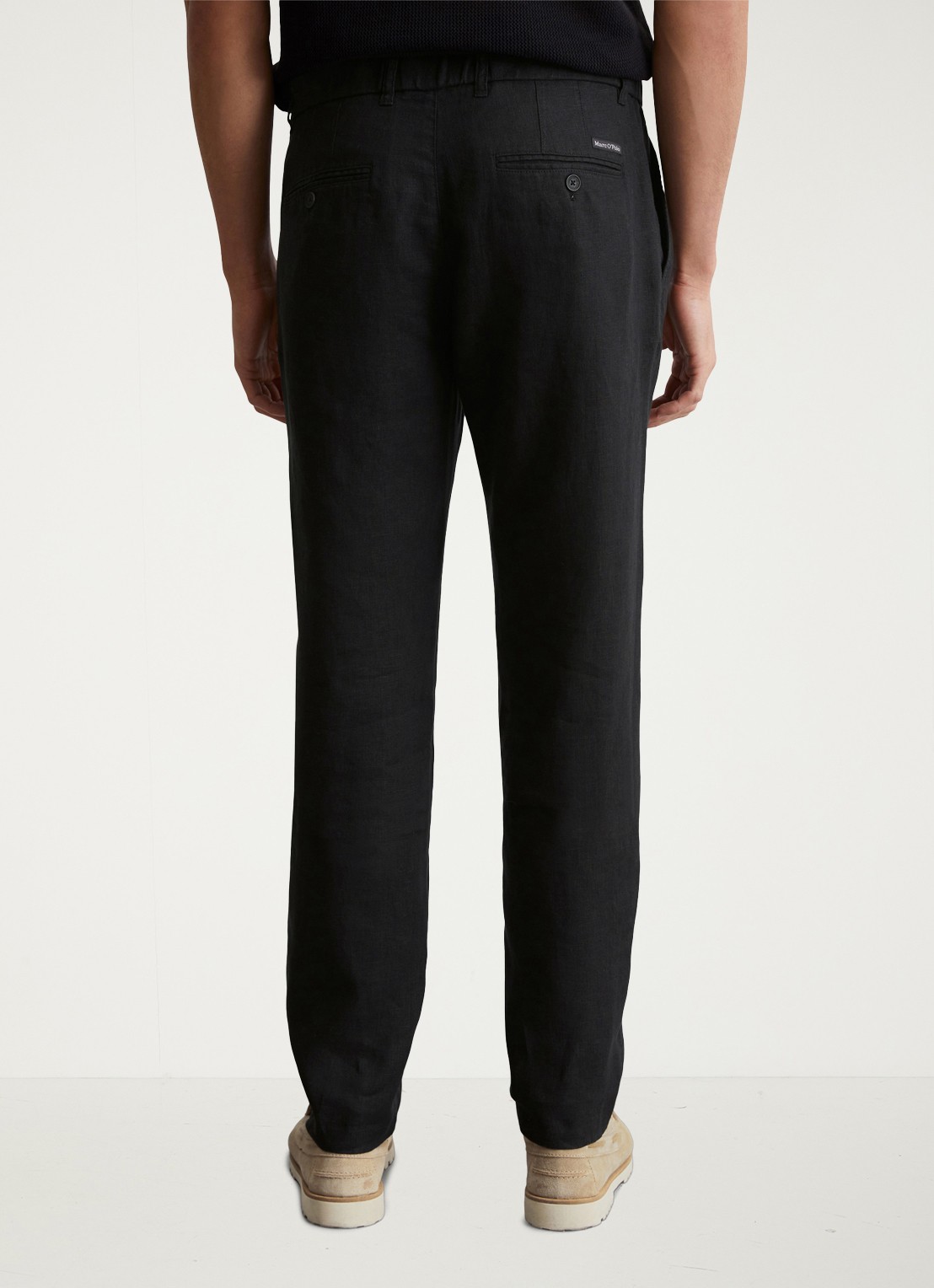 Marc O'Polo Osby tapered fit chino van linnen met plooidetail - achterkant 4 zwart