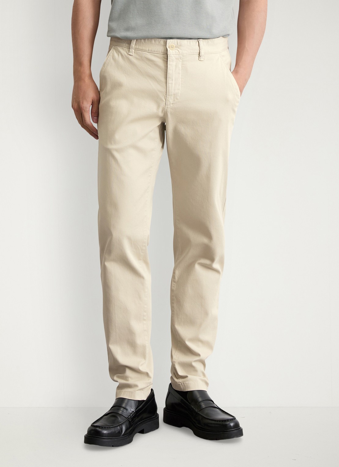 Marc O'Polo Stig shaped fit chino met stretch - detail 2 lichtgrijs