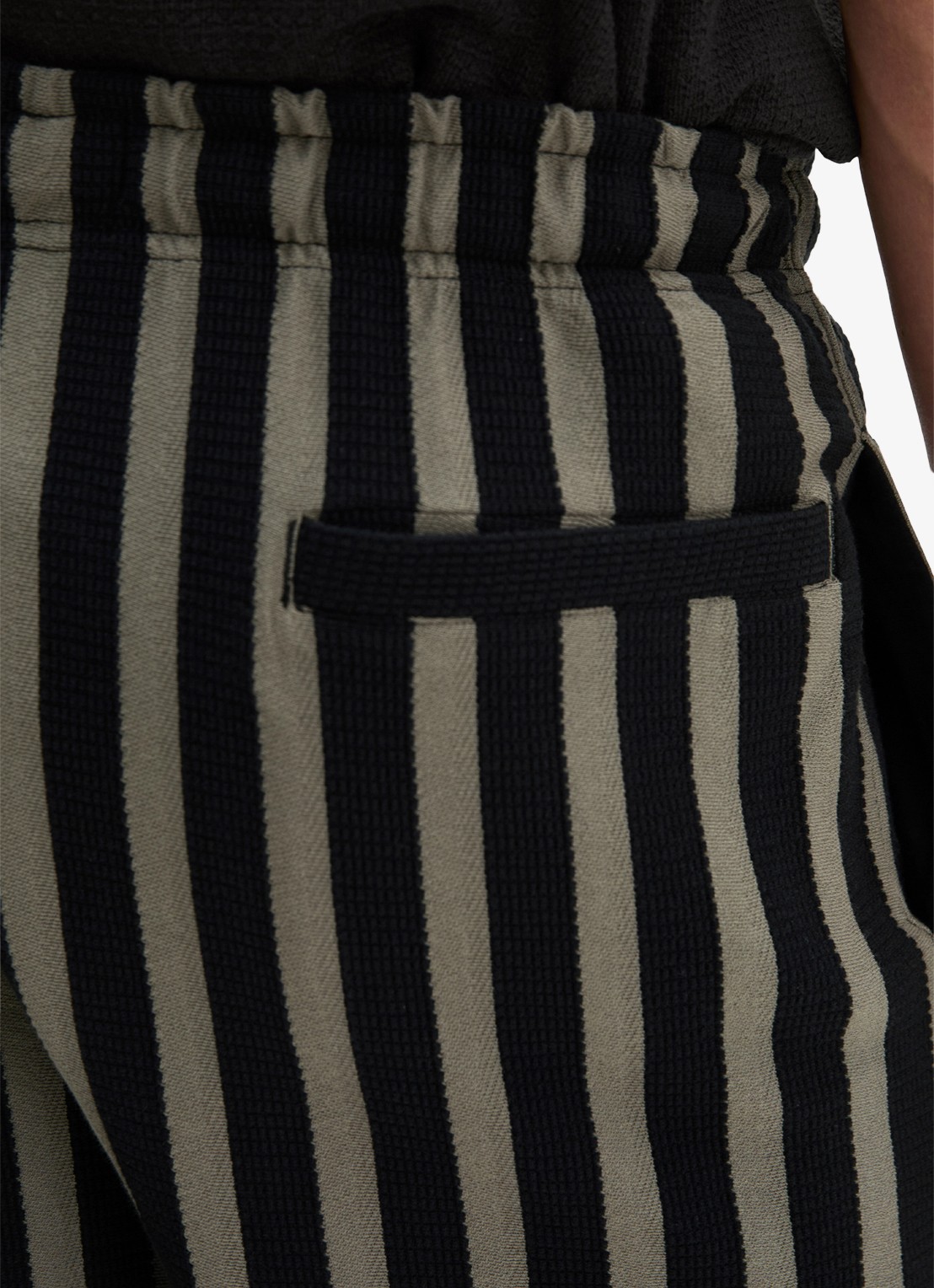 Marc O'Polo Straight fit korte broek met streepprint - detail 2 black 01-0093 / zwart
