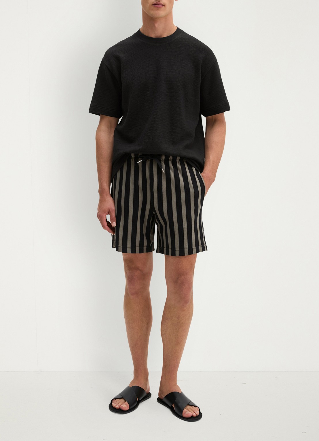 Marc O'Polo Straight fit korte broek met streepprint - voorkant 4 black 01-0093 / zwart