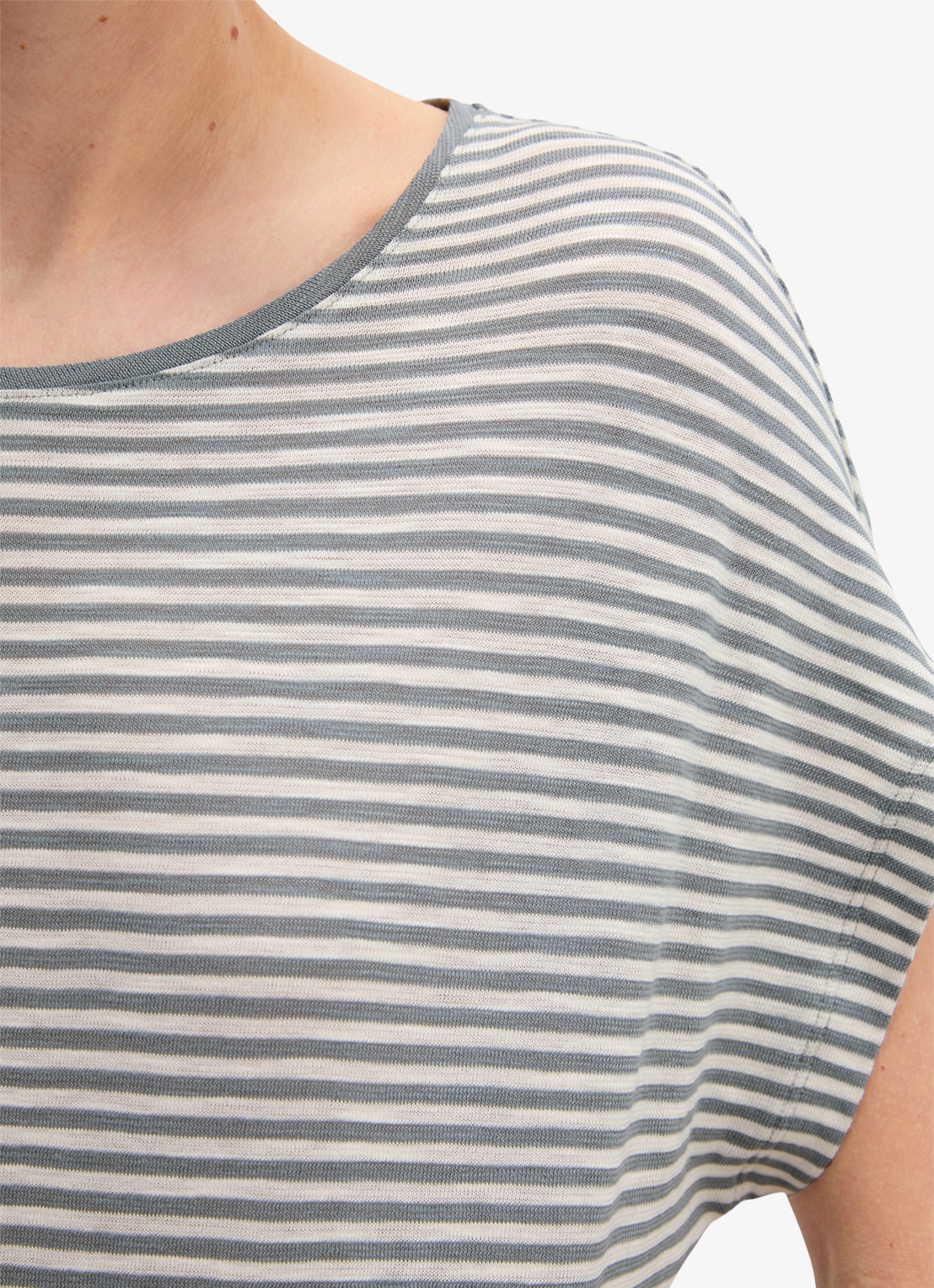 Marc O'Polo T-shirt met streepprint en vleermuismouw - detail 2 aqua-5366 / blauw
