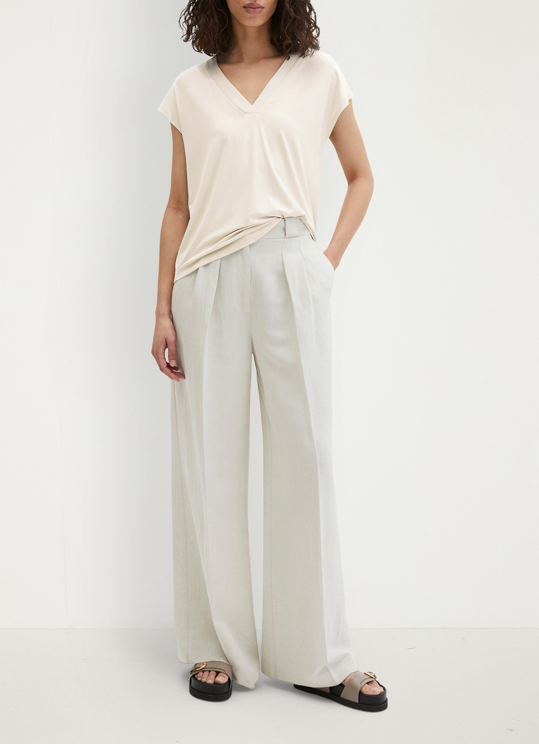 Marc O'Polo T-shirt met V-hals - voorkant 5 beige