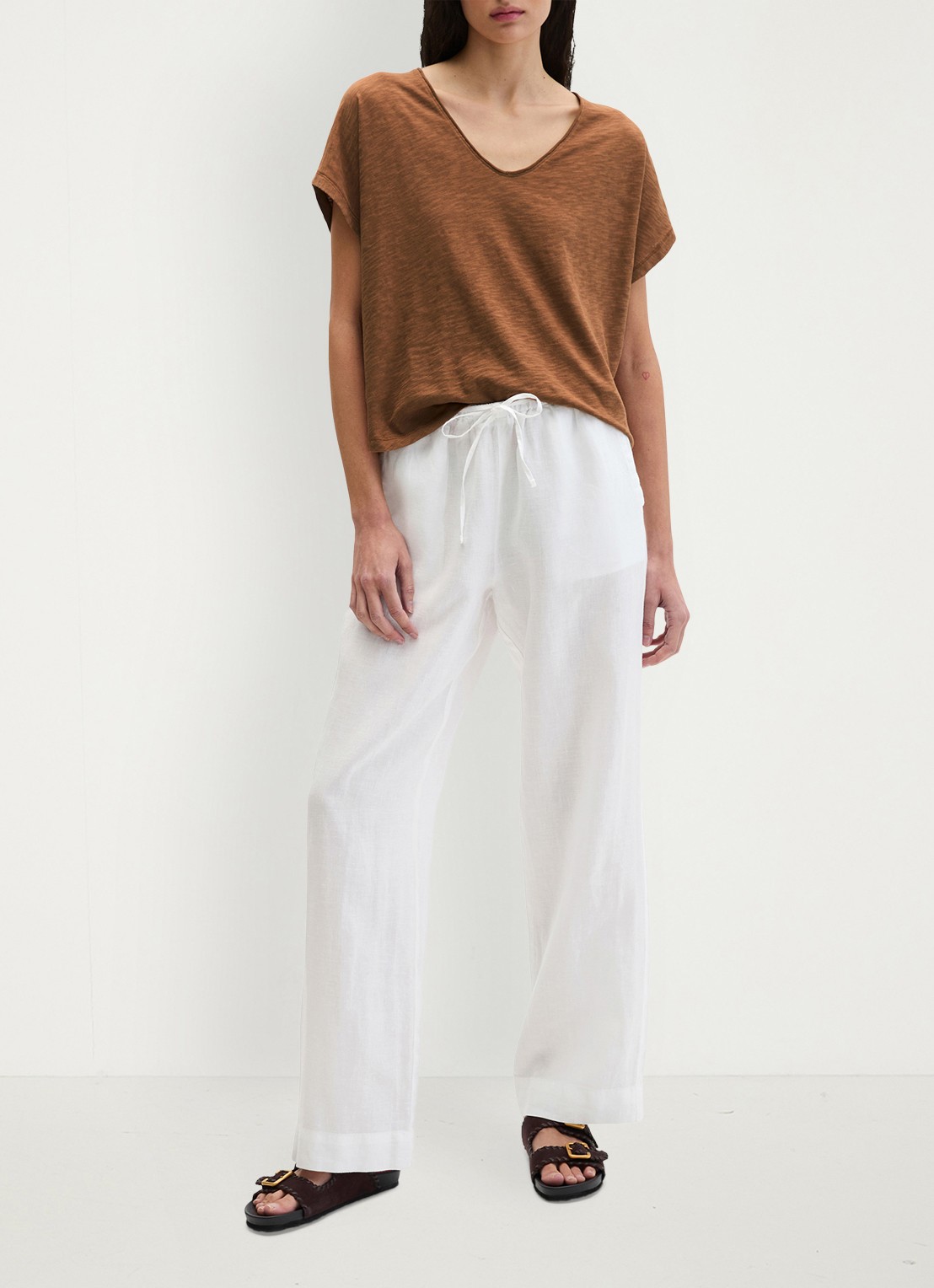 Marc O'Polo T-shirt met V-hals - voorkant 3 burnt brown-1972 / bruin