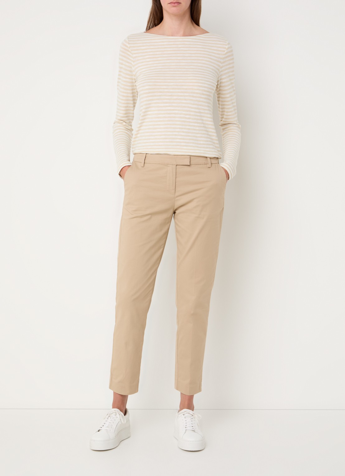 Marc O'Polo Torne mid waist slim fit chino met steekzakken - voorkant 2 beige