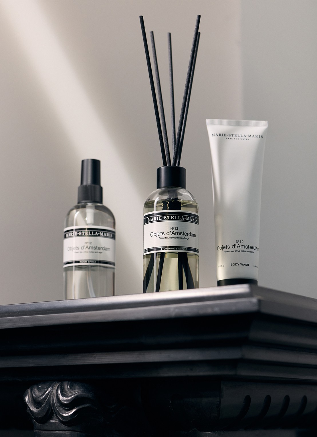 Marie-Stella-Maris Objets d'Amsterdam Bathroom Essentials Set - geuren- en verzorgingsset - achterkant 2 transparant