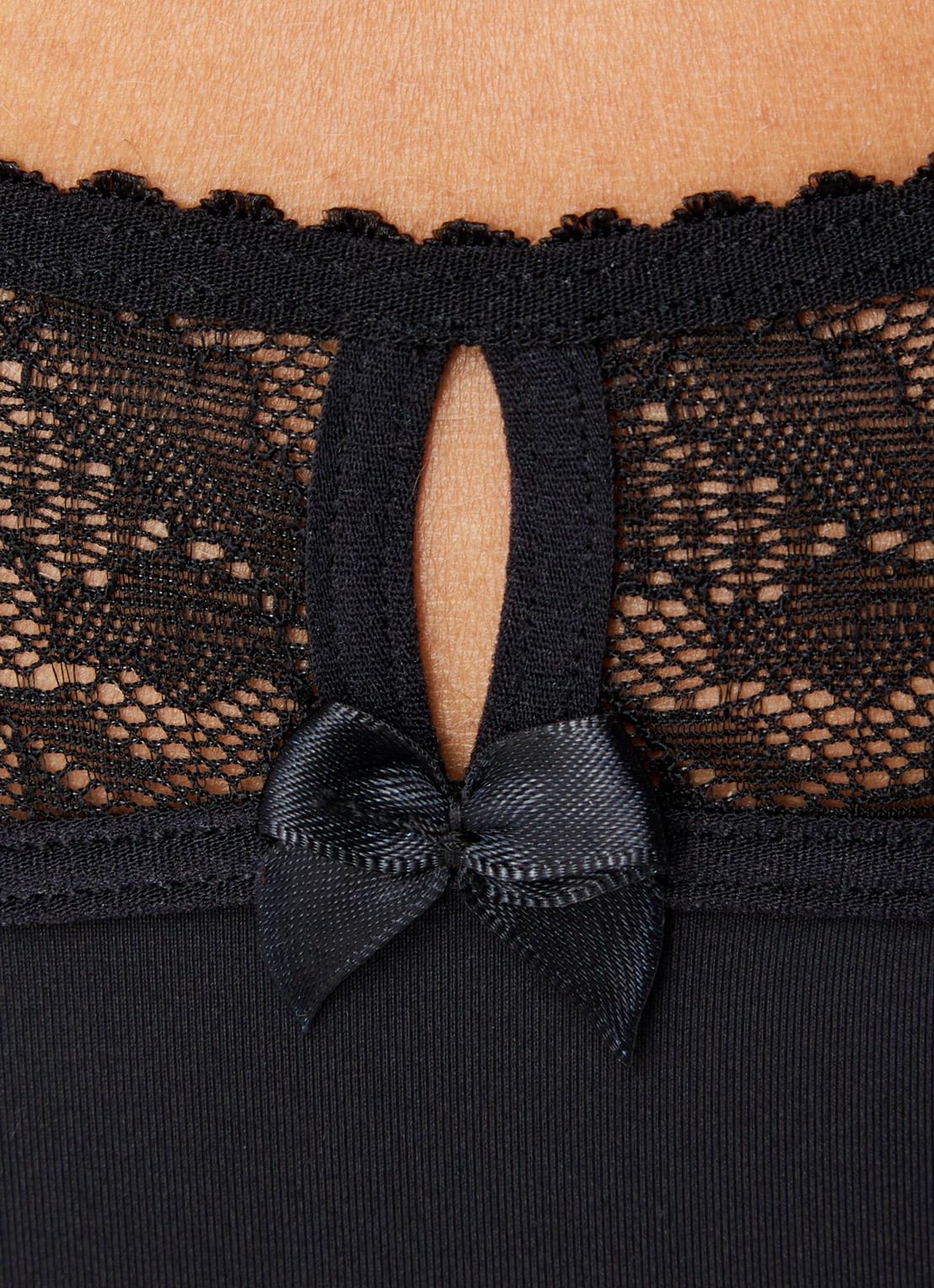 Marlies Dekkers Peekaboo tanga van kant - detail 2 zwart