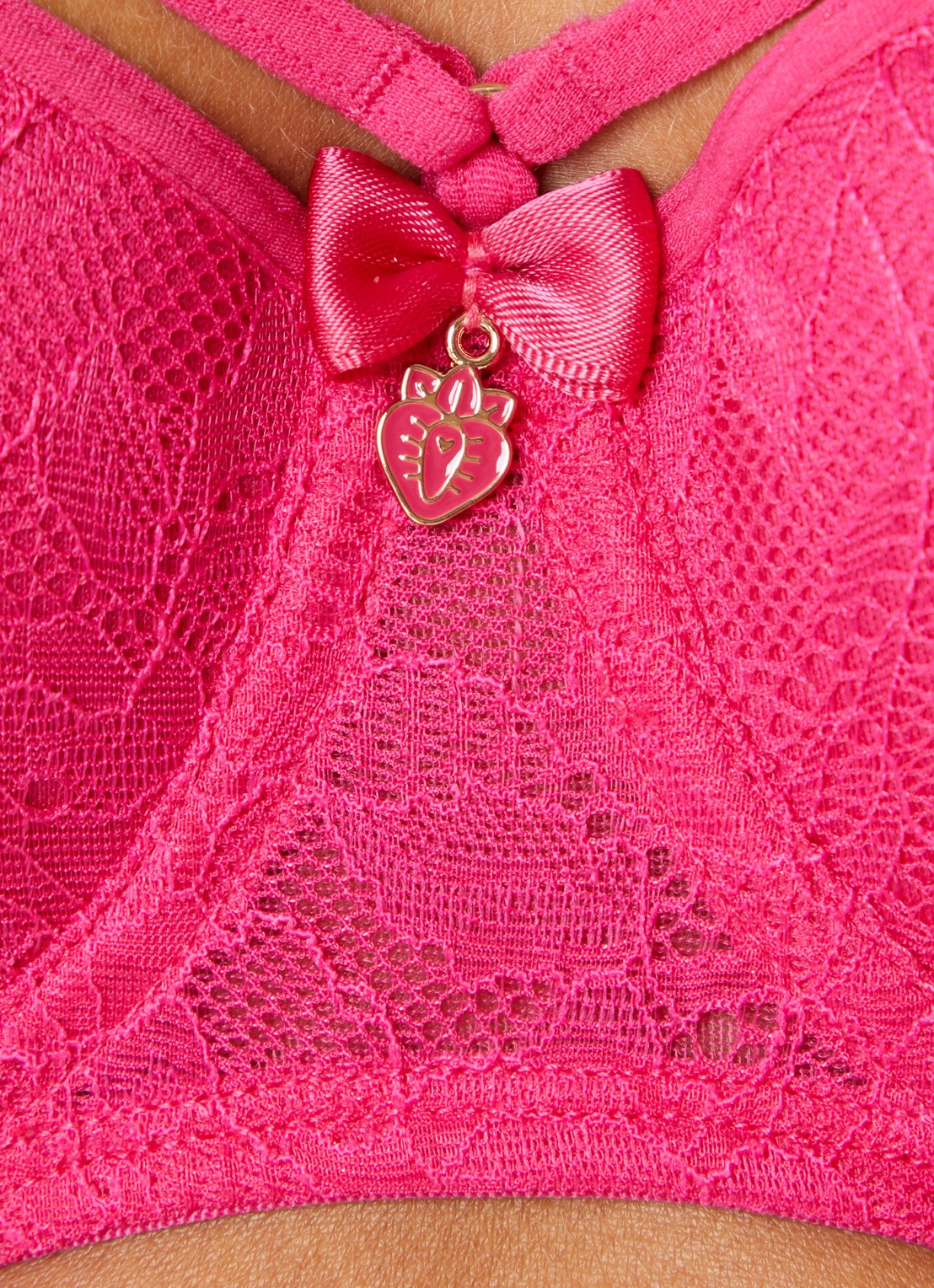 Marlies Dekkers Space Odyssey balconette bh met overlay van kant - detail 5 fuchsia