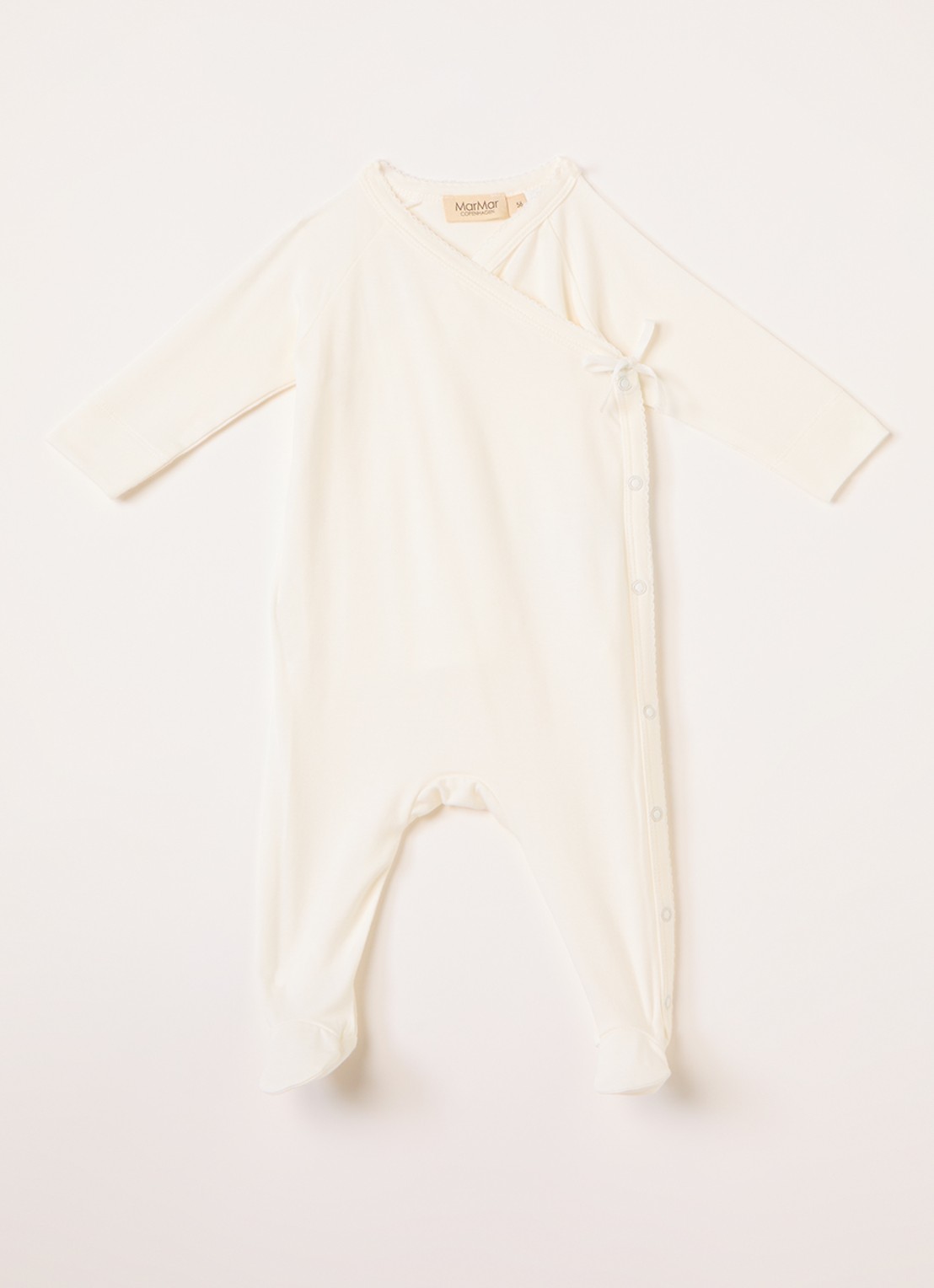MarMar COPENHAGEN Rubetta babypak met overslag in  katoenblend - voorkant gebroken wit
