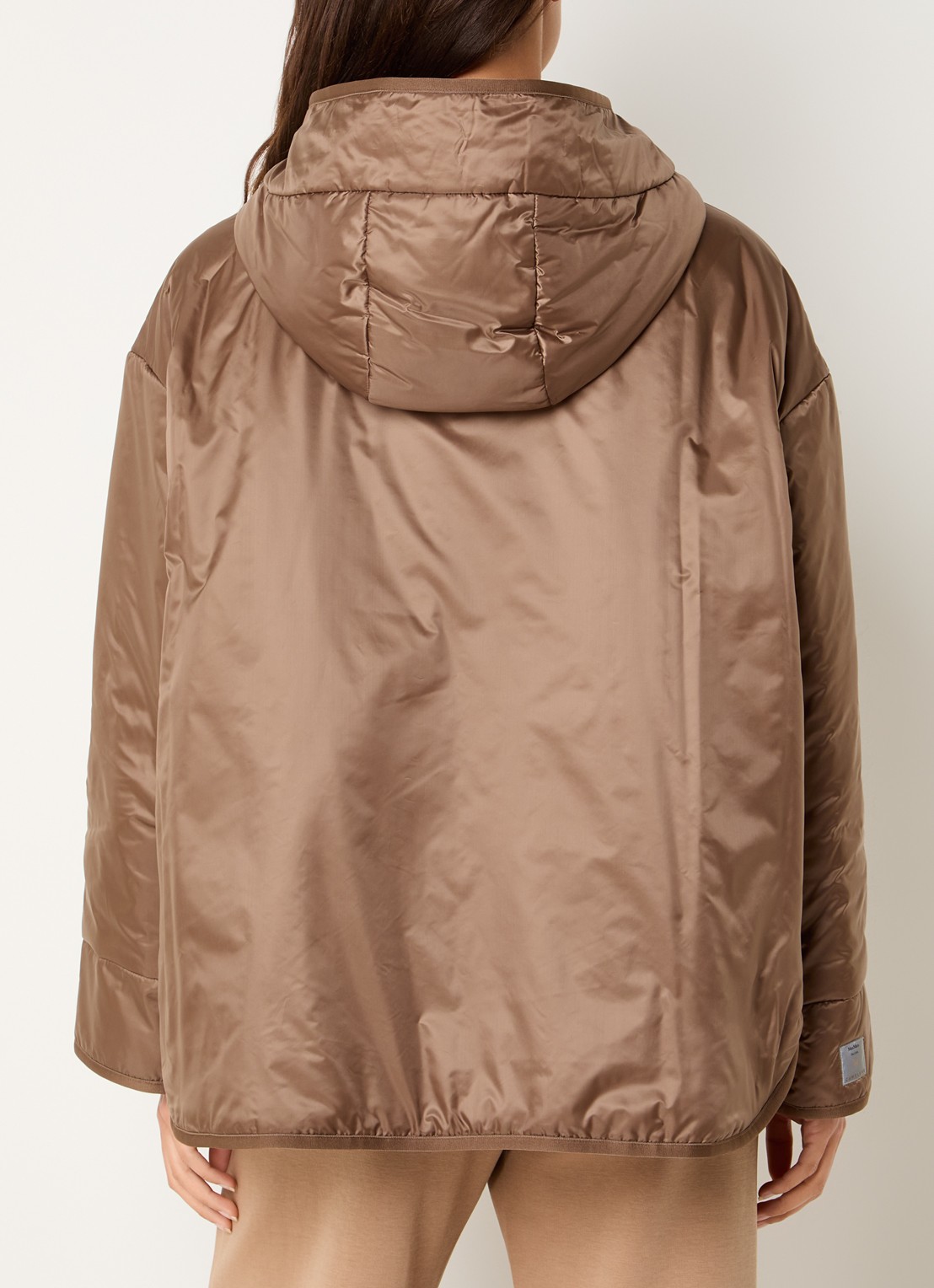 Max Mara Cleo oversized gewatteerd jack met capuchon en waterafstotende coating - achterkant 3 lichtbruin