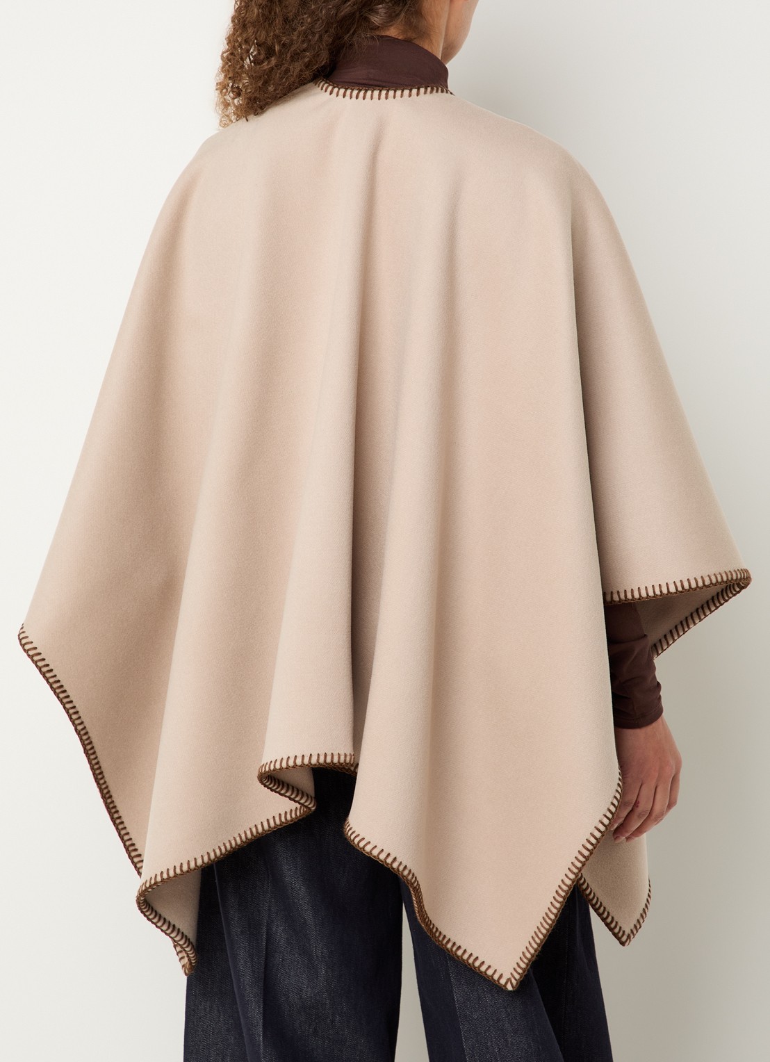 Max Mara Colomba cape van wol met ceintuur - achterkant 2 zand