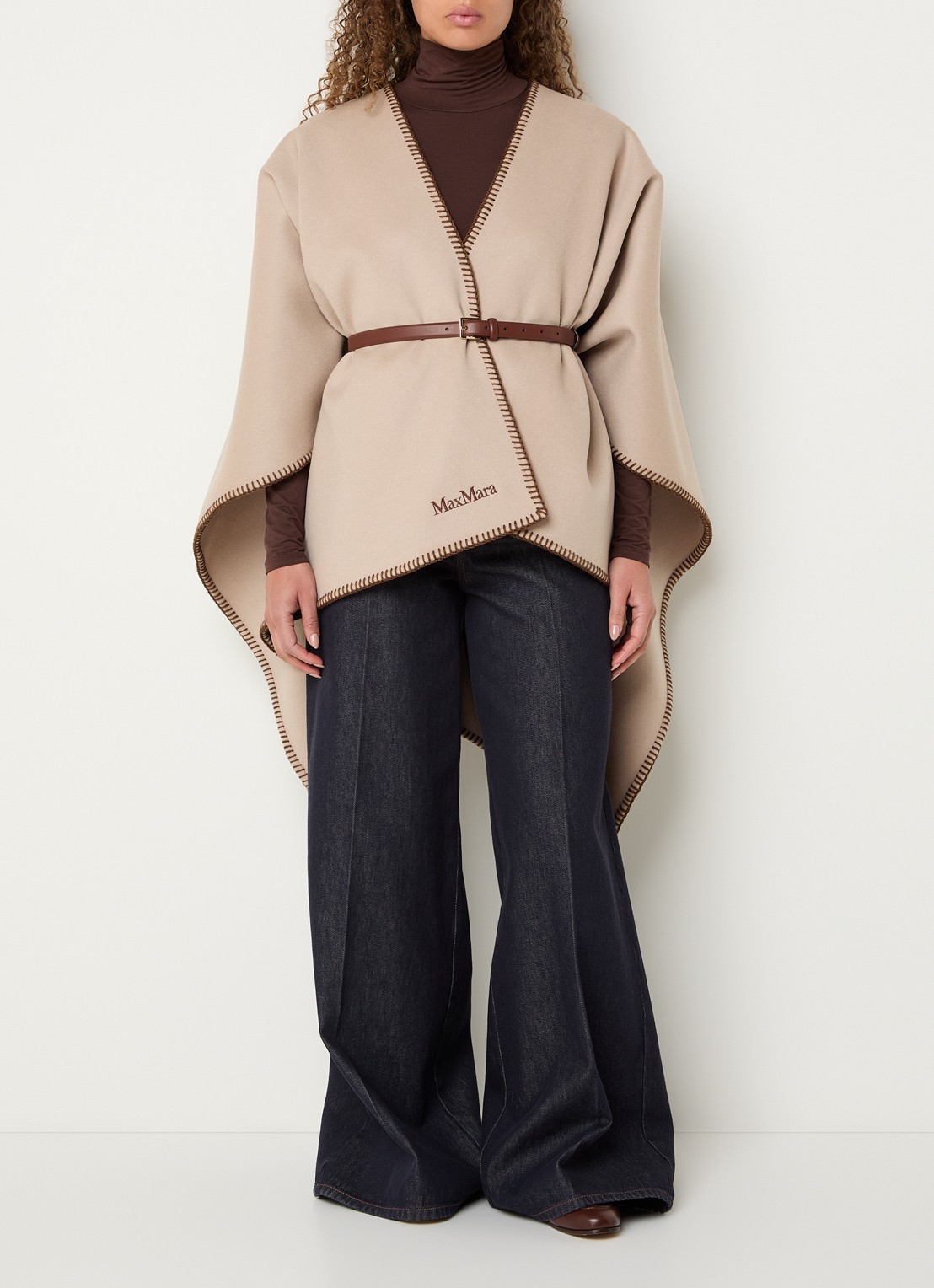 Max Mara Colomba cape van wol met ceintuur - voorkant 4 zand
