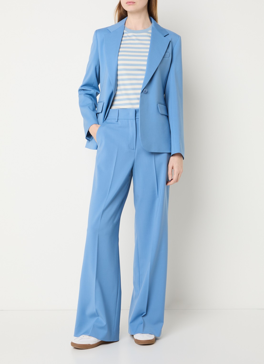 Max Mara Lamine blazer van scheerwol met schoudervulling en klepzakken - voorkant 4 lichtblauw