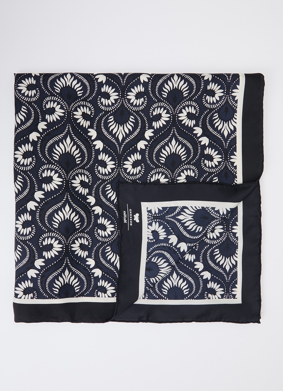 Max Mara Onesto sjaal van zijde met paisley dessin 90 x 90 cm - voorkant donkerblauw