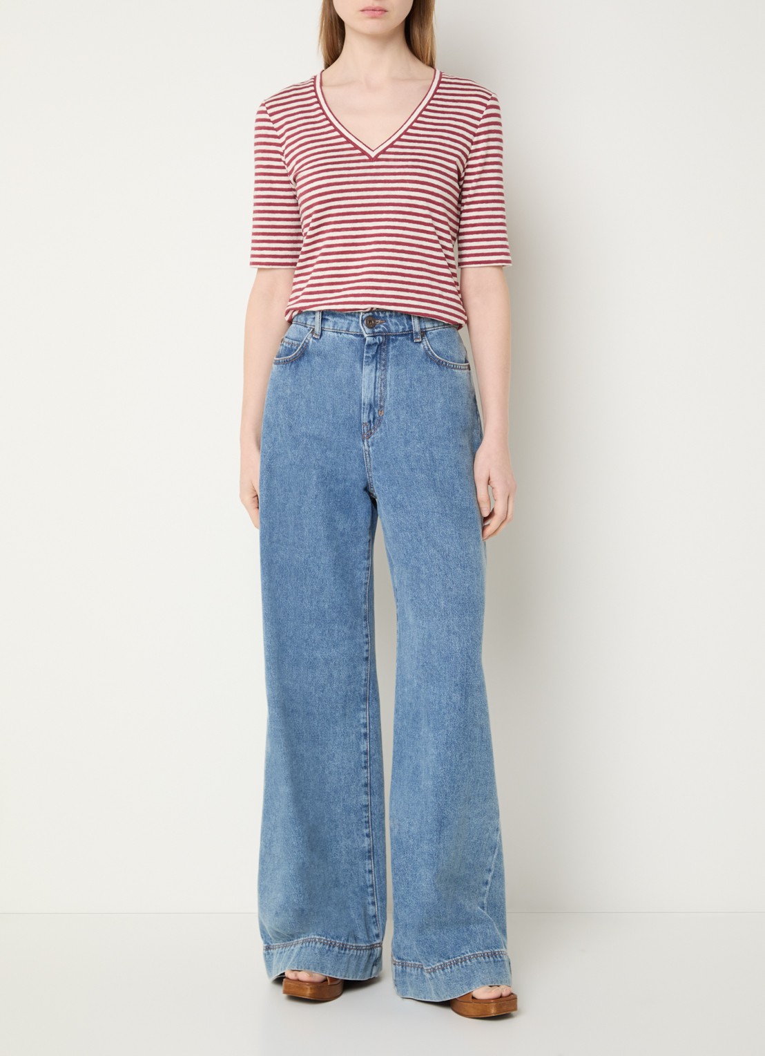 Max Mara Opzione T-shirt van linnen met V-hals - voorkant 3 kersenrood