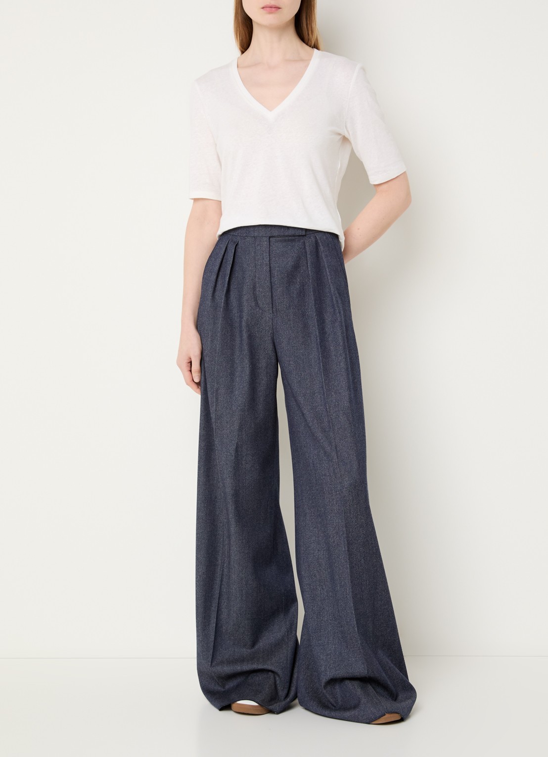 Max Mara Opzione T-shirt van linnen met V-hals - voorkant 4 wit