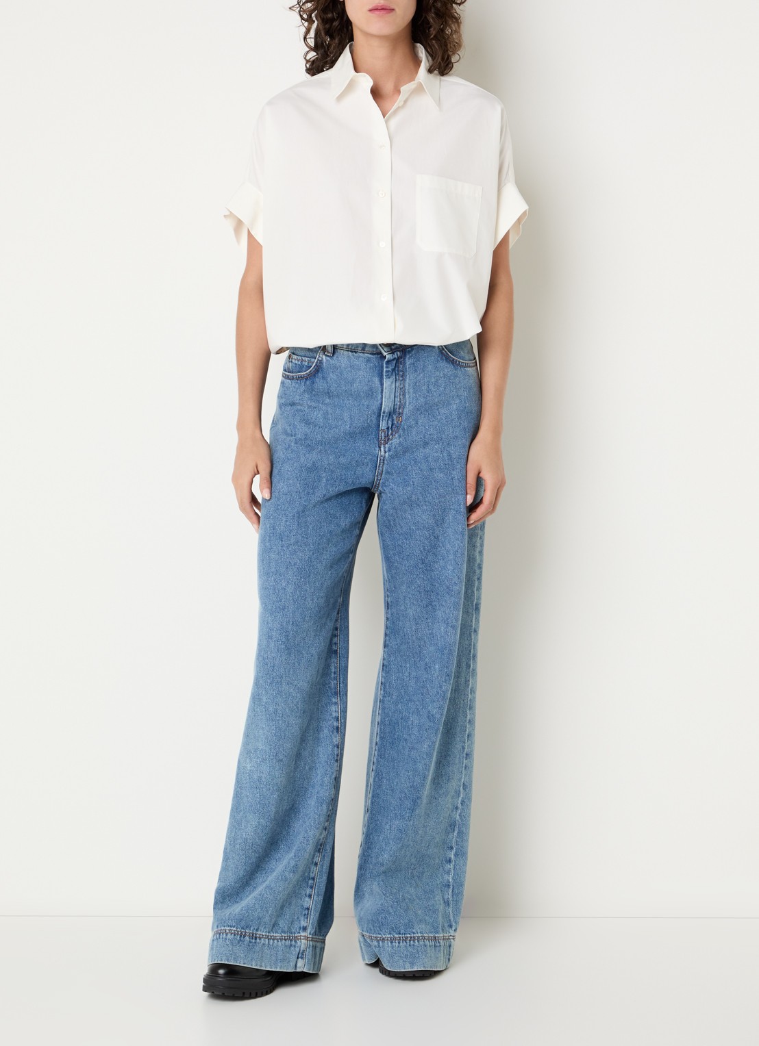 MaxMara Blouse met backprint en borstzak - voorkant 2 gebroken wit