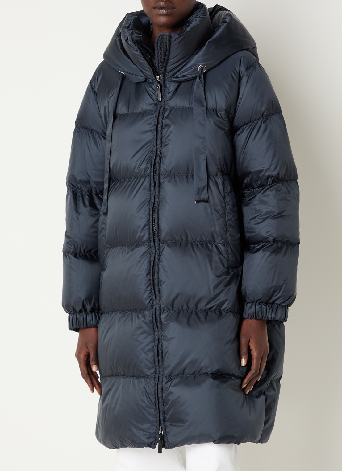 MaxMara Marte longline pufferjas met donsvulling en afneembare capuchon - detail donkerblauw