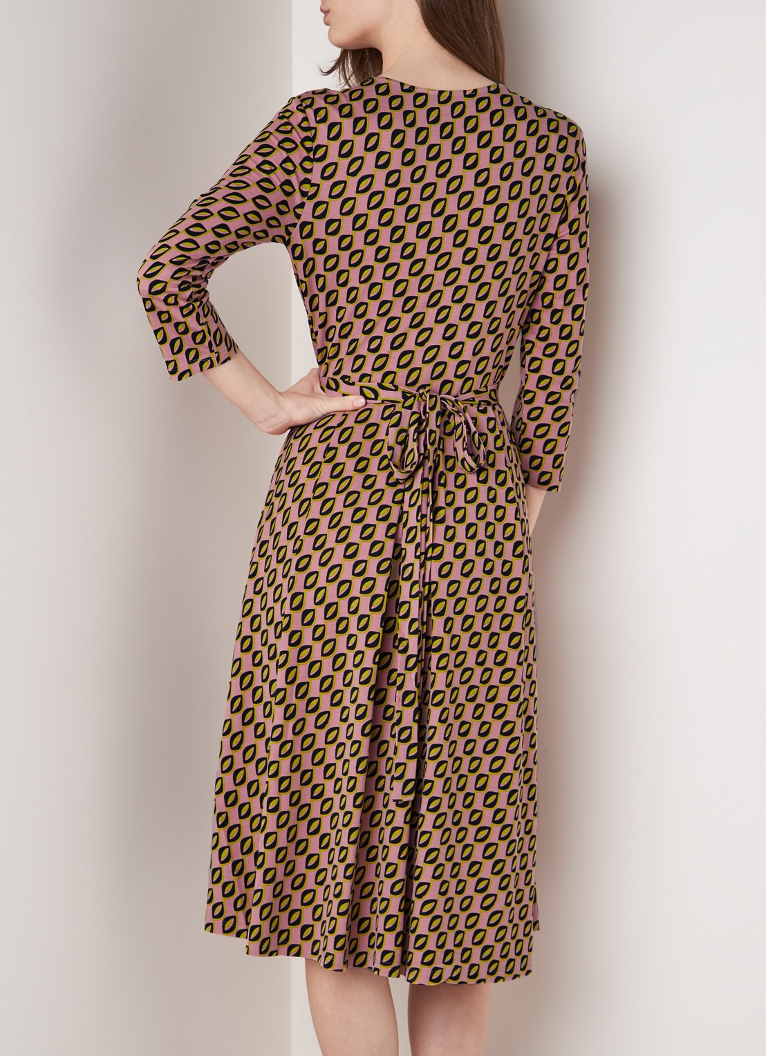 MaxMara Midi jurk van jersey met overslag en grafisch dessin - achterkant roze