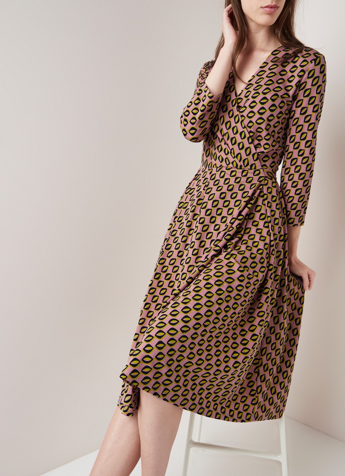 MaxMara Midi jurk van jersey met overslag en grafisch dessin - detail 4 roze