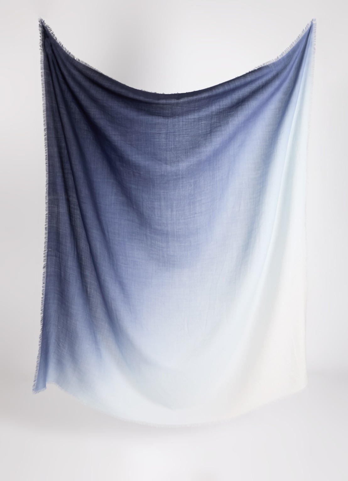 MaxMara Sjaal van wol met dip-dye dessin 140 x 140 cm - detail donkerblauw