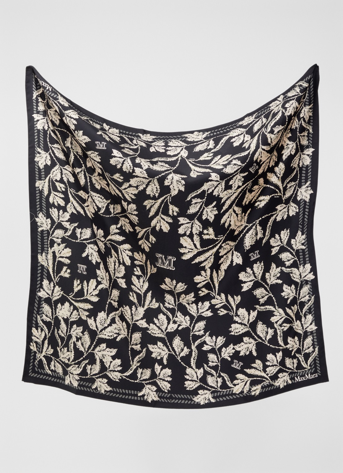 MaxMara Sjaal van zijde 89 x 89 cm - detail zwart