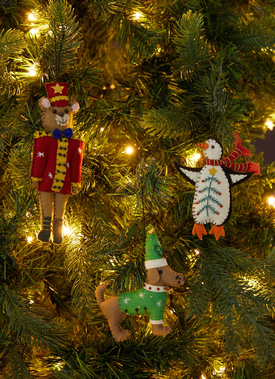 Meander Hond met kerstmuts kersthanger 12,5 cm - voorkant 3 groen