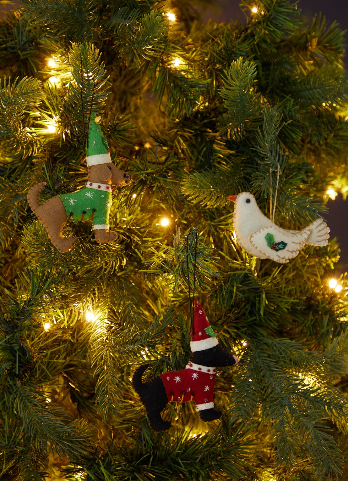 Meander Hond met trui en kerstmuts 12 cm - voorkant 2 rood