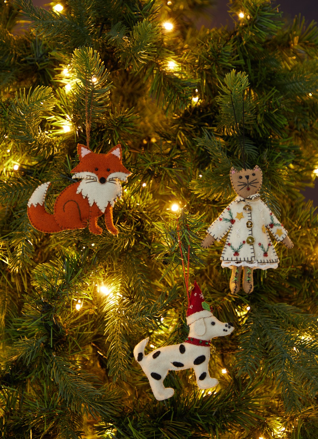 Meander Hond met trui en kerstmuts kersthanger 12 cm - voorkant 3 gebroken wit
