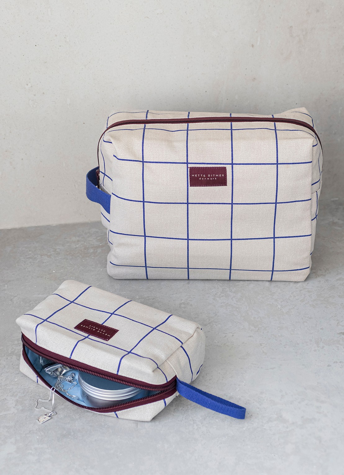 Mette Ditmer Bring-It toilettas met streepprint - voorkant 2 bordeauxrood