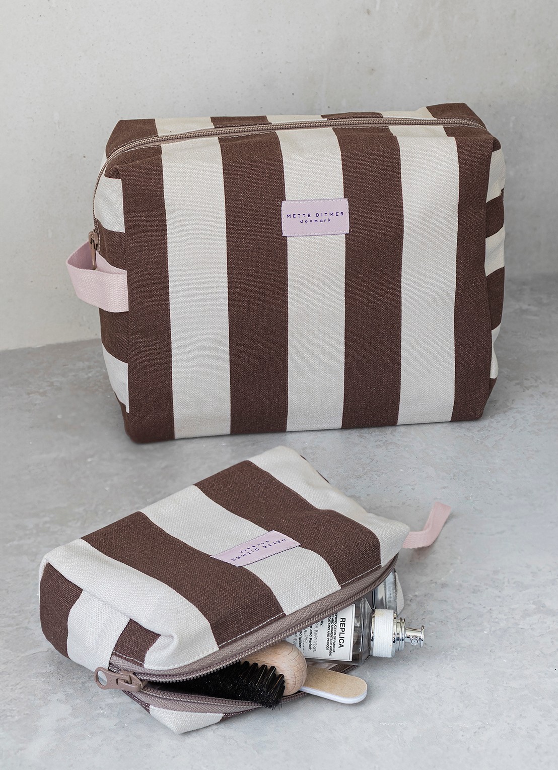 Mette Ditmer Bring-It toilettas met streepprint - voorkant 3 bruin