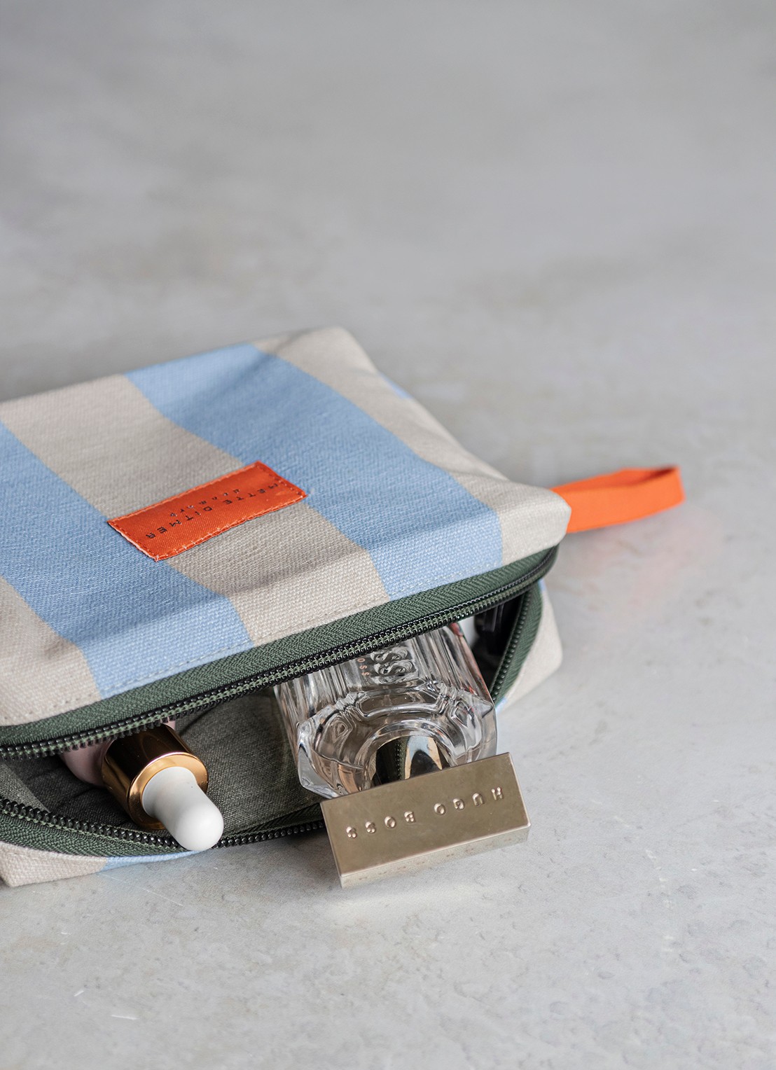 Mette Ditmer Bring-It toilettas met streepprint - detail 4 lichtblauw