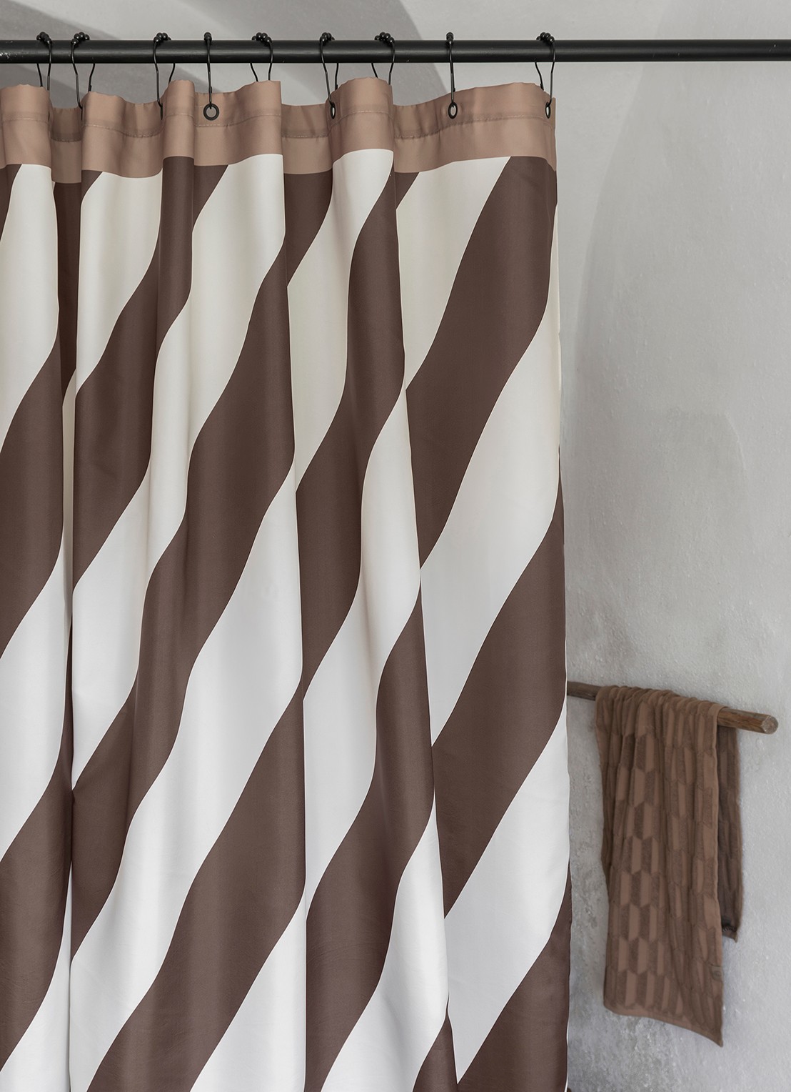 Mette Ditmer Diagonal douchegordijn 200 x 150 cm - voorkant 3 chocoladebruin