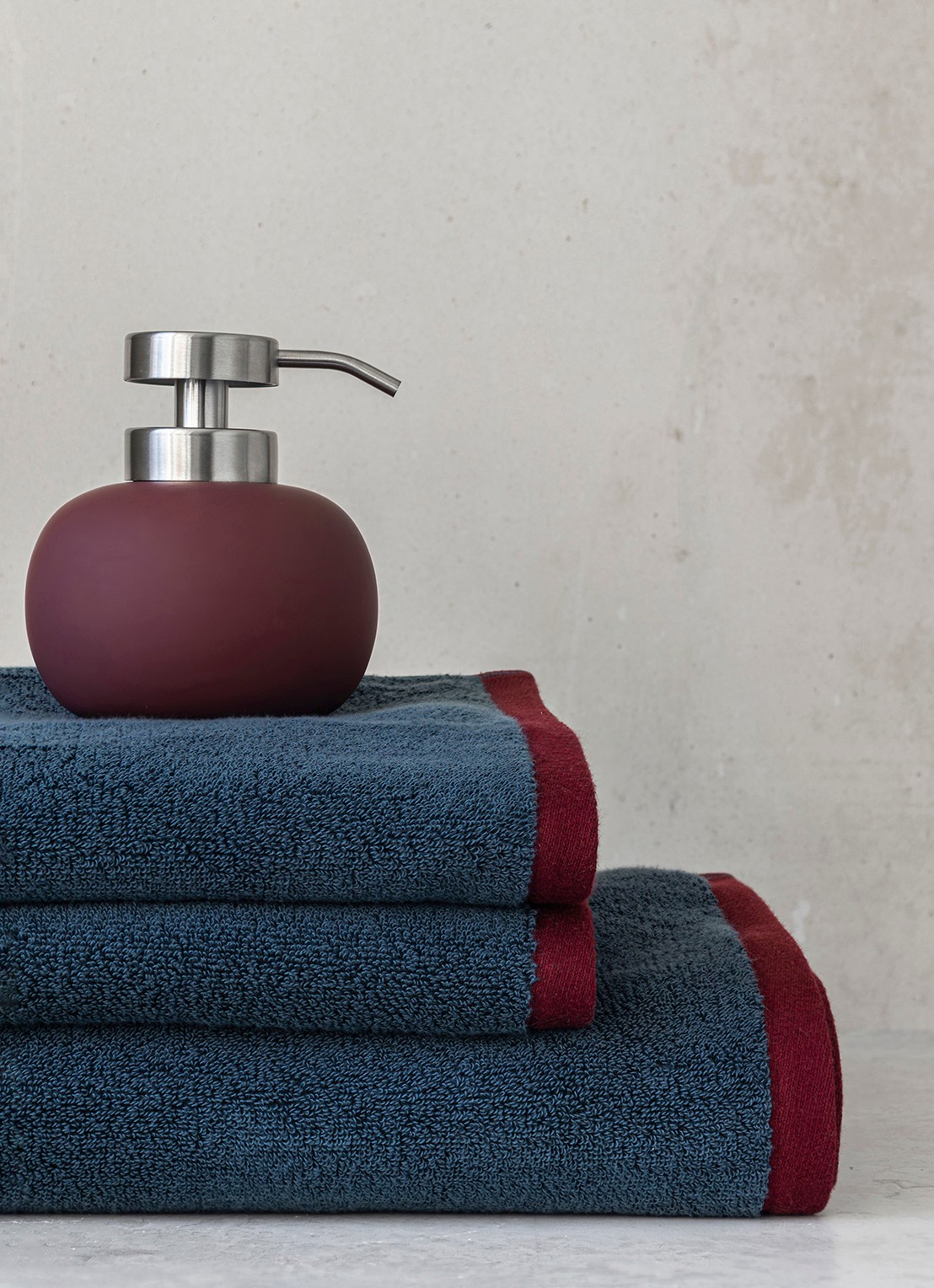 Mette Ditmer Lotus Play zeepdispenser - voorkant 4 bordeauxrood