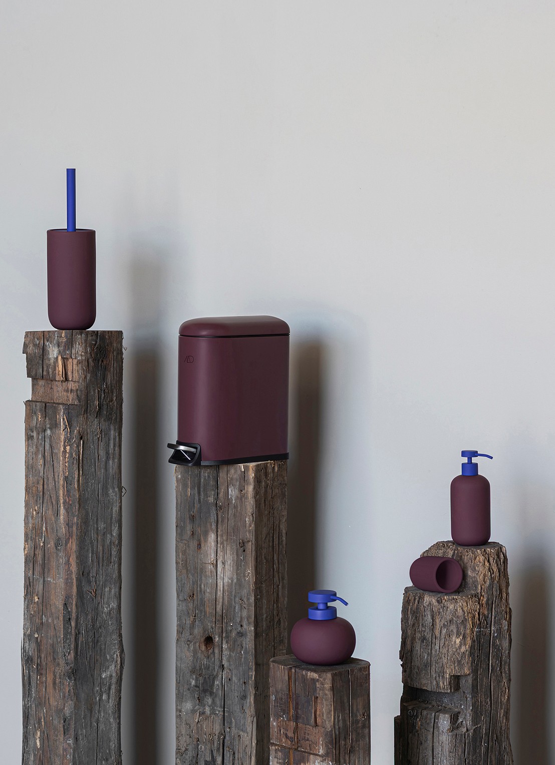 Mette Ditmer Lotus Play zeepdispenser - detail bordeauxrood