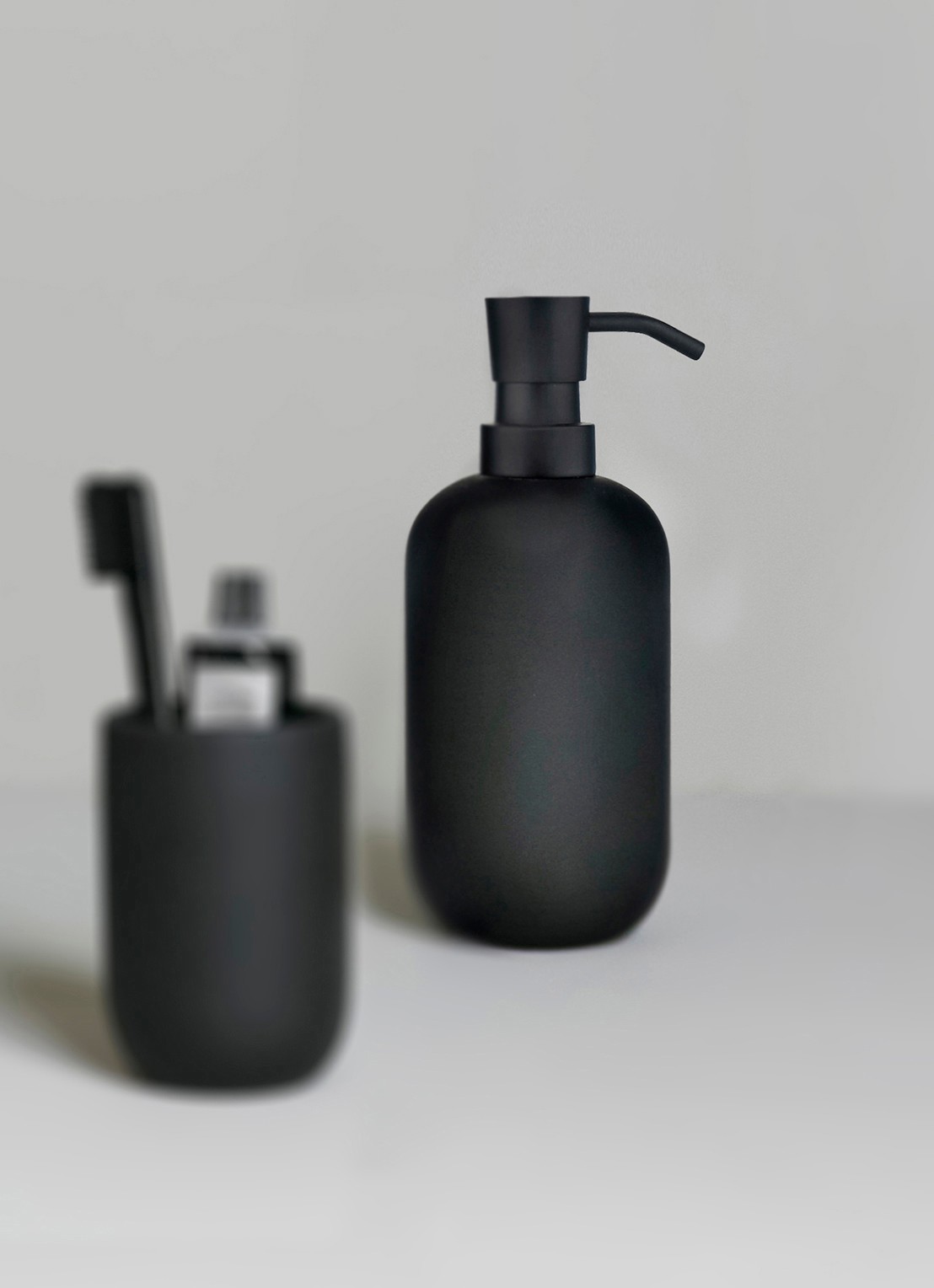 Mette Ditmer Lotus zeepdispenser L van keramiek - voorkant 2 zwart