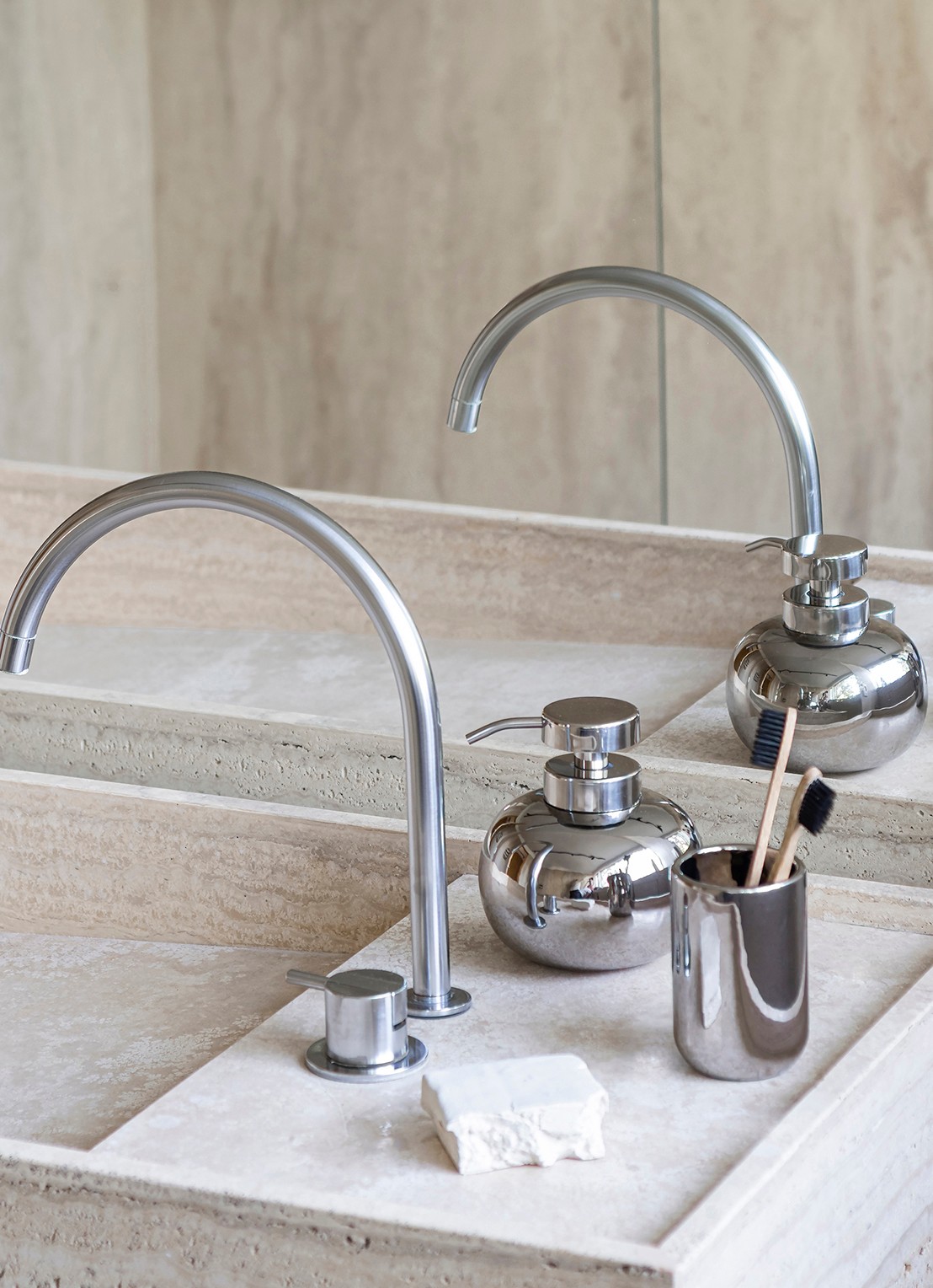 Mette Ditmer Lotus zeepdispenser - detail zilver